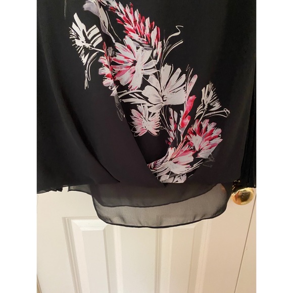 💖!! LAST CHANCE!!! 
Vince Camuto Long Pleat Sleeve Floral Blouse - Picture 2 of 4